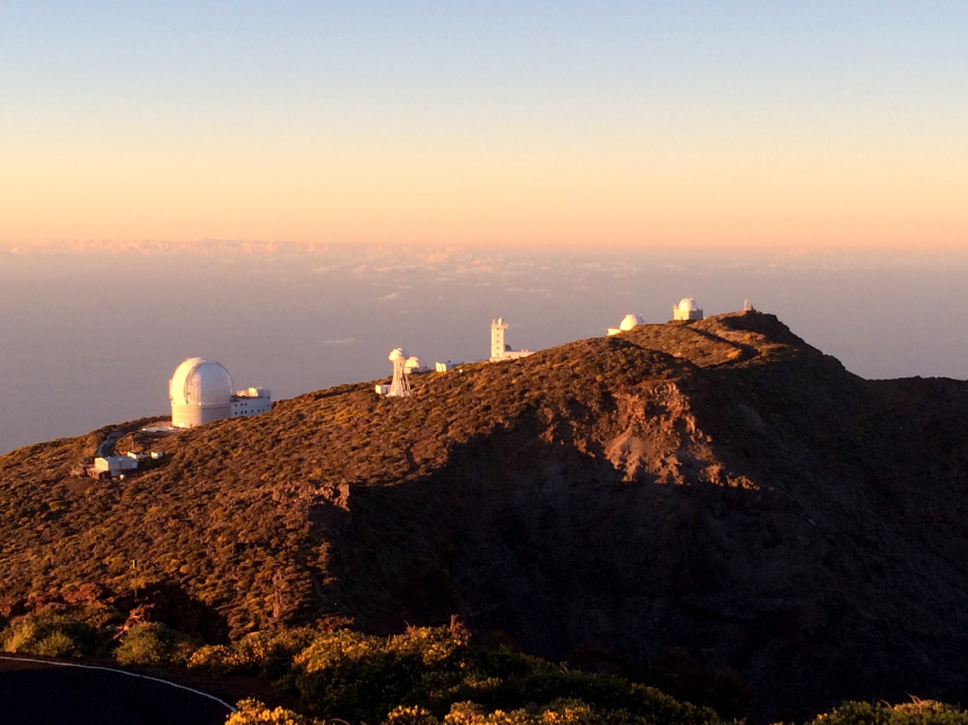 Sternenhimmel über dem Observatorium am Roque de los Muchachos