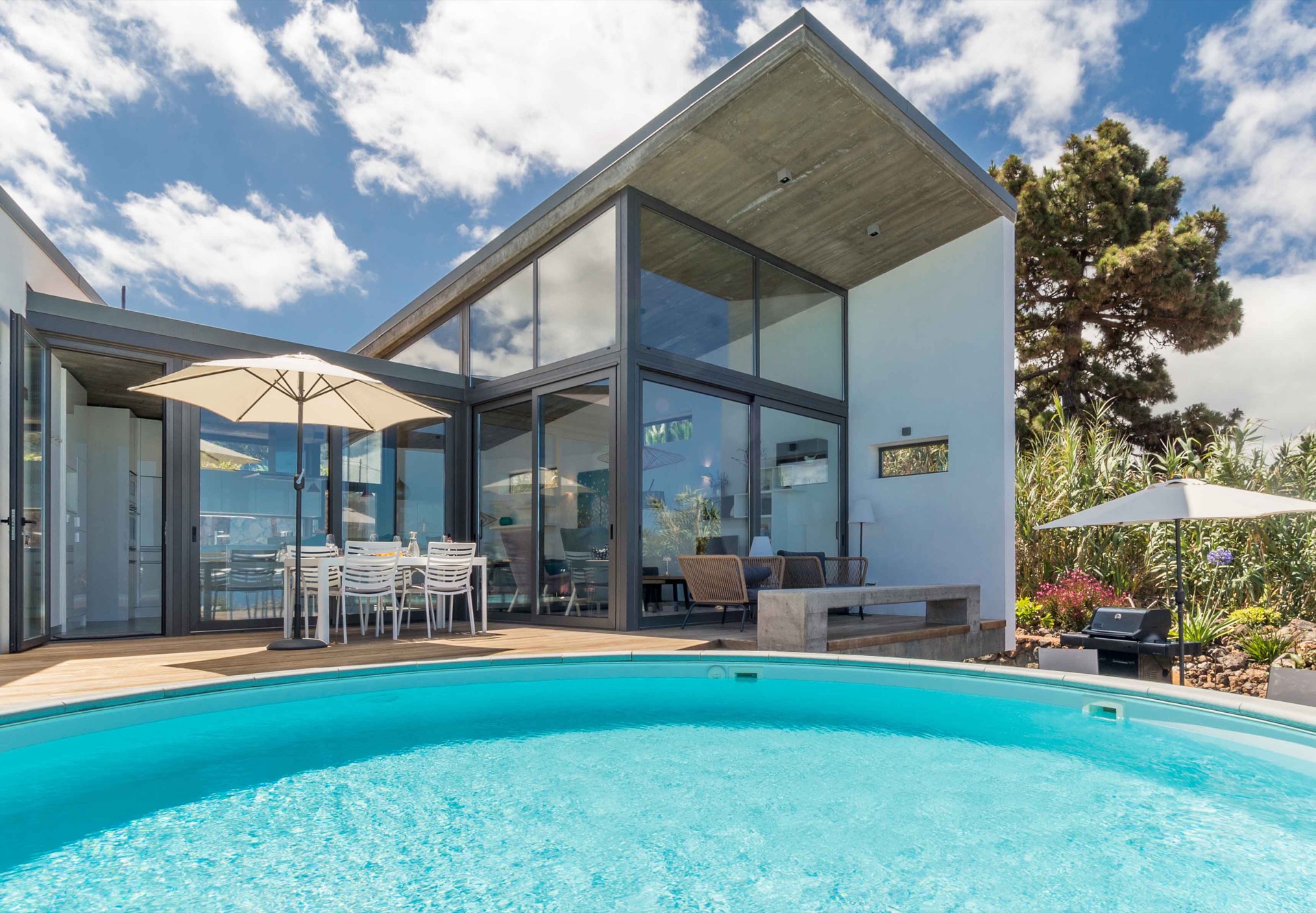 The BLUE Casa mit rundem Pool und Glasfassade