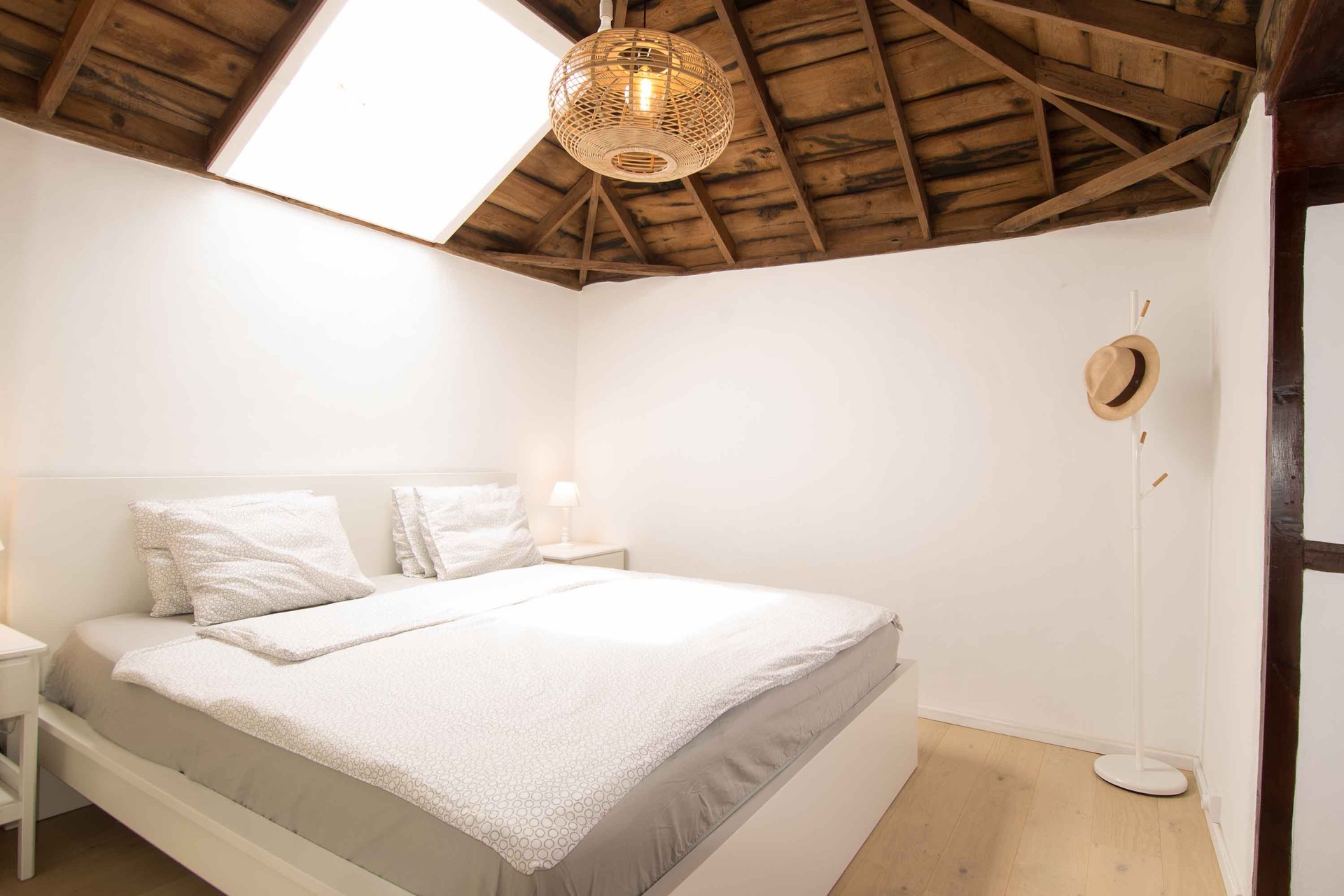 Schlafzimmer der Finca unter altem kanarischem Holzdachstuhl