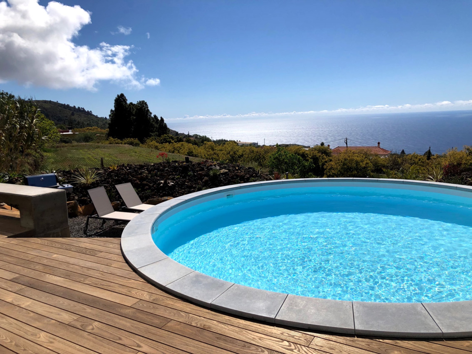 Sonnenliegen am Pool mit Atlantikblick