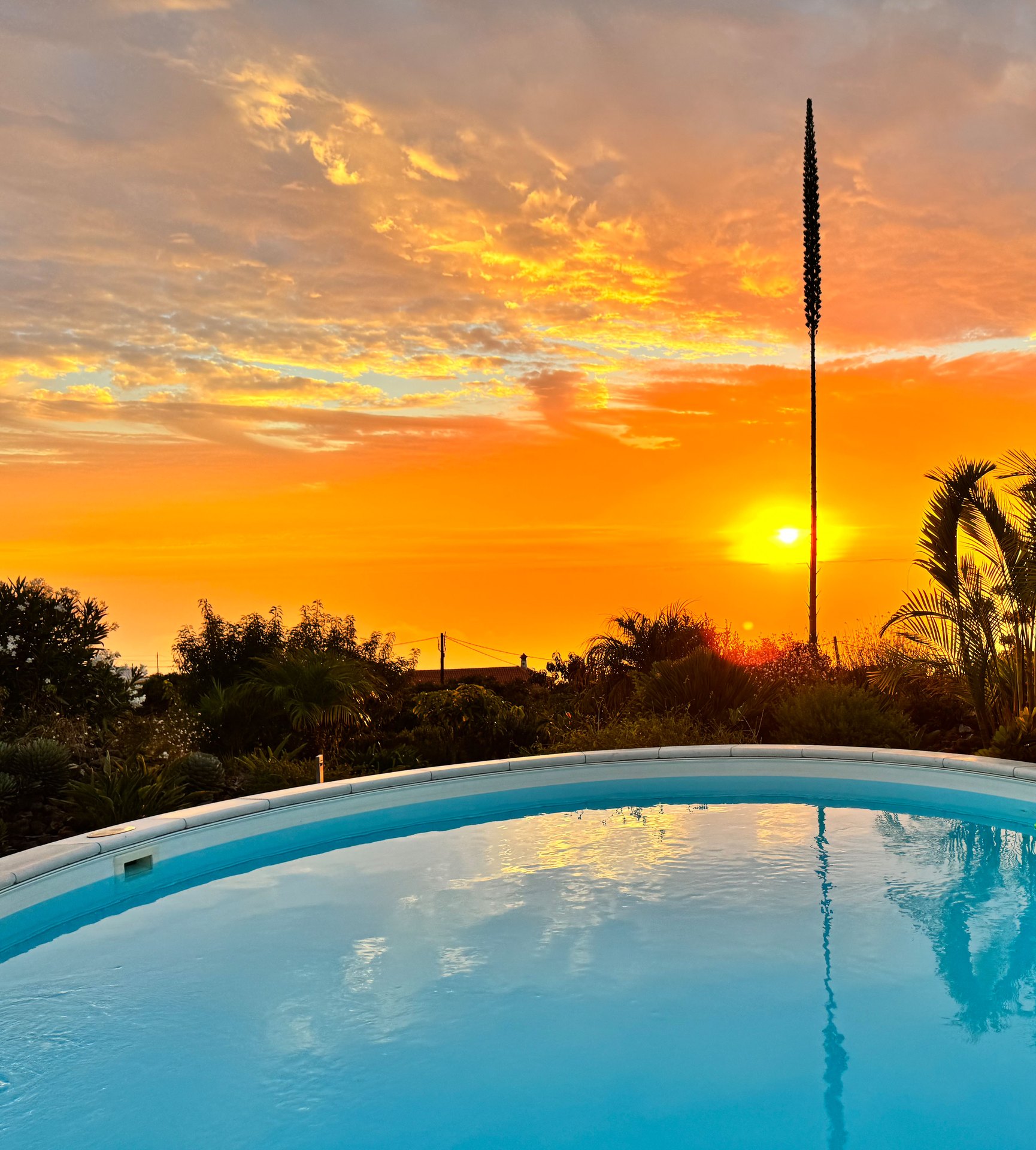 Abendhimmel in Orange über dem Pool